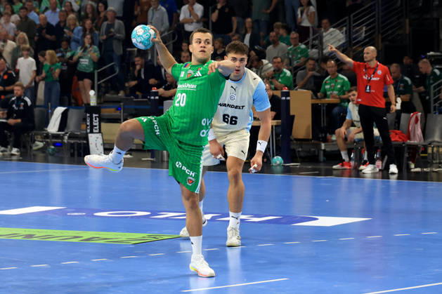 13.09.2026, GER Deutschland, Handball, 1.Bundesliga, 27.08.2026, Saison 2026 2027, Berlin, Fuechse Berlin vs Gummersbach Freiwurf von Tim Freihoefer ( Fuechse Berlin 20 ) , STEPAN ZEMAN ( VfL Gummersbach 66 ) nordphoto GmbH Engler Berlin Max-Schmeling-Halle Berlin Deutschland Copyright: xNordphotox xEnglerx