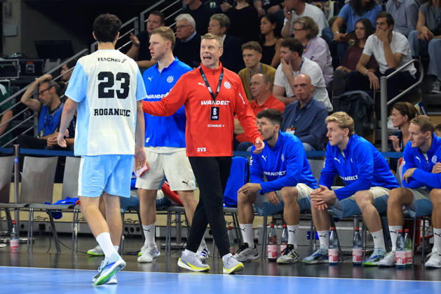 13.09.2026, GER Deutschland, Handball, 1.Bundesliga, 27.08.2026, Saison 2026 2027, Berlin, Fuechse Berlin vs Gummersbach Trainer Gudjon Valur Sigurdsson ( VfL Gummersbach ), Nikola Roganovic ( VfL Gummersbach 23 ) nordphoto GmbH Engler Berlin Max-Schmeling-Halle Berlin Deutschland Copyright: xNordphotox xEnglerx