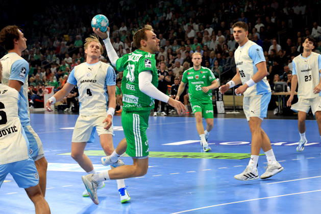 13.09.2026, GER Deutschland, Handball, 1.Bundesliga, 27.08.2026, Saison 2026 2027, Berlin, Fuechse Berlin vs Gummersbach Mathias Gidsel ( Fuechse Berlin 19 ), ELLIDI VIDARSSON ( VfL Gummersbach 4 ) nordphoto GmbH Engler Berlin Max-Schmeling-Halle Berlin Deutschland Copyright: xNordphotox xEnglerx