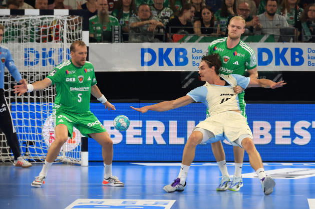13.09.2026, GER Deutschland, Handball, 1.Bundesliga, 27.08.2026, Saison 2026 2027, Berlin, Fuechse Berlin vs Gummersbach Matthes Langhoff ( Fuechse Berlin 25 ), Max Darj ( Fuechse Berlin 5 ), MIRO SCHLUROFF ( VfL Gummersbach 15 ) nordphoto GmbH Engler Berlin Max-Schmeling-Halle Berlin Deutschland Copyright: xNordphotox xEnglerx