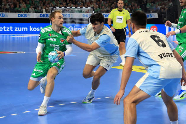 13.09.2026, GER Deutschland, Handball, 1.Bundesliga, 27.08.2026, Saison 2026 2027, Berlin, Fuechse Berlin vs Gummersbach Mathias Gidsel ( Fuechse Berlin 19 ), Nikola Roganovic ( VfL Gummersbach 23 ) nordphoto GmbH Engler Berlin Max-Schmeling-Halle Berlin Deutschland Copyright: xNordphotox xEnglerx