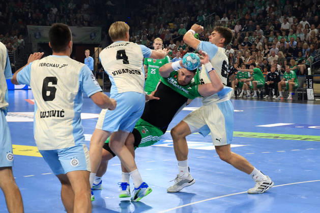13.09.2026, GER Deutschland, Handball, 1.Bundesliga, 27.08.2026, Saison 2026 2027, Berlin, Fuechse Berlin vs Gummersbach Mijajlo Marsenic ( Fuechse Berlin 93 ), STEPAN ZEMAN ( VfL Gummersbach 66 ), ELLIDI VIDARSSON ( VfL Gummersbach 4 ) nordphoto GmbH Engler Berlin Max-Schmeling-Halle Berlin Deutschland Copyright: xNordphotox xEnglerx