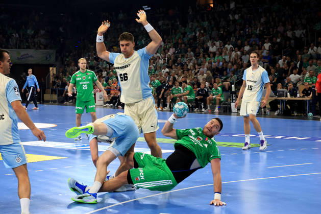 13.09.2026, GER Deutschland, Handball, 1.Bundesliga, 27.08.2026, Saison 2026 2027, Berlin, Fuechse Berlin vs Gummersbach Mijajlo Marsenic ( Fuechse Berlin 93 ), STEPAN ZEMAN ( VfL Gummersbach 66 ), ELLIDI VIDARSSON ( VfL Gummersbach 4 ) nordphoto GmbH Engler Berlin Max-Schmeling-Halle Berlin Deutschland Copyright: xNordphotox xEnglerx