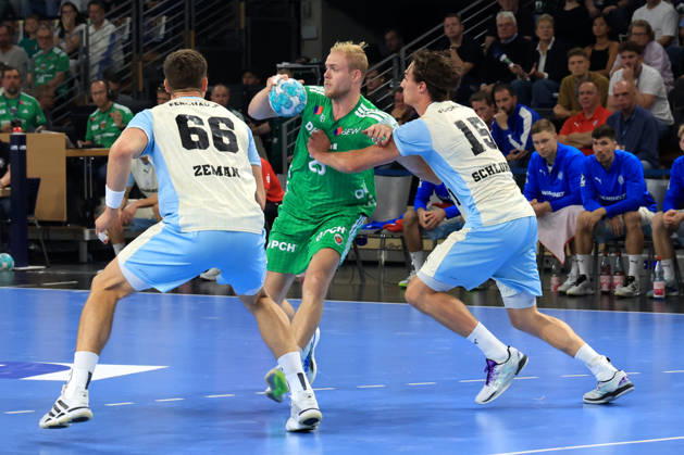 13.09.2026, GER Deutschland, Handball, 1.Bundesliga, 27.08.2026, Saison 2026 2027, Berlin, Fuechse Berlin vs Gummersbach Matthes Langhoff ( Fuechse Berlin 25 ), äSTEPAN ZEMAN ( VfL Gummersbach 66 ), MIRO SCHLUROFF ( VfL Gummersbach 15 ) nordphoto GmbH Engler Berlin Max-Schmeling-Halle Berlin Deutschland Copyright: xNordphotox xEnglerx