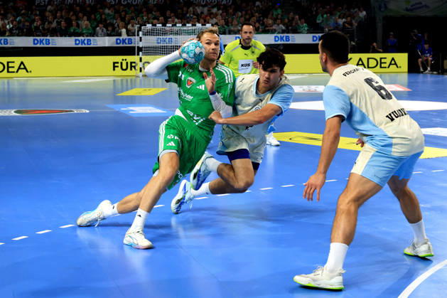 13.09.2026, GER Deutschland, Handball, 1.Bundesliga, 27.08.2026, Saison 2026 2027, Berlin, Fuechse Berlin vs Gummersbach Mathias Gidsel ( Fuechse Berlin 19 ), Nikola Roganovic ( VfL Gummersbach 23 ), Milos Vujovic ( VfL Gummersbach 6 ) nordphoto GmbH Engler Berlin Max-Schmeling-Halle Berlin Deutschland Copyright: xNordphotox xEnglerx