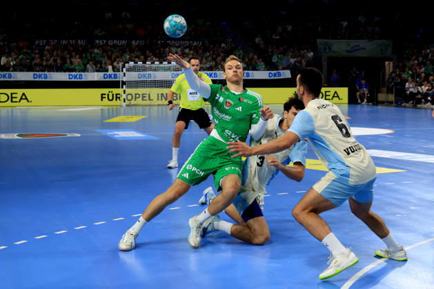 13.09.2026, GER Deutschland, Handball, 1.Bundesliga, 27.08.2026, Saison 2026 2027, Berlin, Fuechse Berlin vs Gummersbach Mathias Gidsel ( Fuechse Berlin 19 ), Nikola Roganovic ( VfL Gummersbach 23 ), Milos Vujovic ( VfL Gummersbach 6 ) nordphoto GmbH Engler Berlin Max-Schmeling-Halle Berlin Deutschland Copyright: xNordphotox xEnglerx