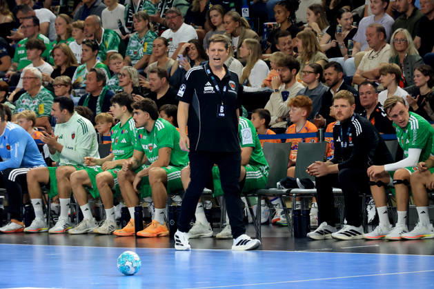 13.09.2026, GER Deutschland, Handball, 1.Bundesliga, 27.08.2026, Saison 2026 2027, Berlin, Fuechse Berlin vs Gummersbach Cheftrainer Nicolej Krickau ( Fuechse Berlin ), Fuechse-Spielerbank nordphoto GmbH Engler Berlin Max-Schmeling-Halle Berlin Deutschland Copyright: xNordphotox xEnglerx