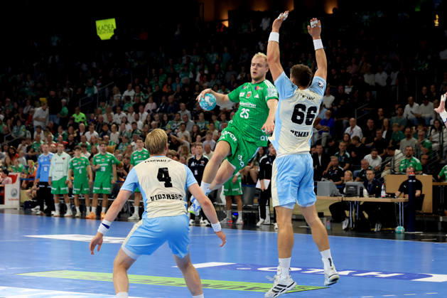 13.09.2026, GER Deutschland, Handball, 1.Bundesliga, 27.08.2026, Saison 2026 2027, Berlin, Fuechse Berlin vs Gummersbach Matthes Langhoff ( Fuechse Berlin 25 ), STEPAN ZEMAN ( VfL Gummersbach 66 ), ELLIDI VIDARSSON ( VfL Gummersbach 4 ) nordphoto GmbH Engler Berlin Max-Schmeling-Halle Berlin Deutschland Copyright: xNordphotox xEnglerx