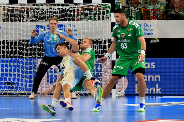 13.09.2026, GER Deutschland, Handball, 1.Bundesliga, 27.08.2026, Saison 2026 2027, Berlin, Fuechse Berlin vs Gummersbach Lasse Ludwig ( Fuechse Berlin 1 ), g25 , Mijajlo Marsenic ( Fuechse Berlin 93 ), Kay Smits ( VfL Gummersbach 31 ) nordphoto GmbH Engler Berlin Max-Schmeling-Halle Berlin Deutschland Copyright: xNordphotox xEnglerx