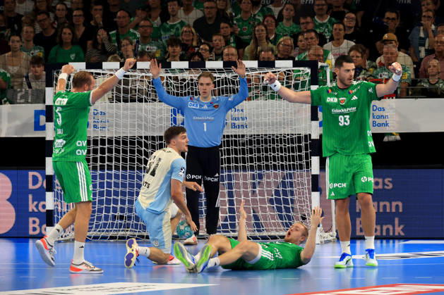 13.09.2026, GER Deutschland, Handball, 1.Bundesliga, 27.08.2026, Saison 2026 2027, Berlin, Fuechse Berlin vs Gummersbach Max Darj ( Fuechse Berlin 5 ), Lasse Ludwig ( Fuechse Berlin 1 ), Matthes Langhoff ( Fuechse Berlin 25 ), Mijajlo Marsenic ( Fuechse Berlin 93 ), Kay Smits ( VfL Gummersbach 31 ) nordphoto GmbH Engler Berlin Max-Schmeling-Halle Berlin Deutschland Copyright: xNordphotox xEnglerx