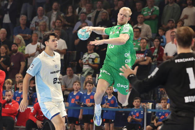13.09.2026, xBHAx, Handball, Opel HBL, Saison 2026 2027, 1.HBL, Füchse Berlin - VfL Gummersbach, Max-Schmeling-Halle:Matthes Langhoff (Füchse Berlin 25) im Angriff, gegen Ignacio Biosca (VfL Gummersbach 1) Berlin Deutschkand