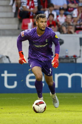 Mio Backhaus (SC Freiburg, 01) am Ball , Deutschland, Fussball, 1. Bundesliga, 3.Spieltag, 2026 2027, SC Freiburg vs. Borussia Mönchengladbach, 12.09.2026, Freiburg im Breisgau Europa-Park Stadion Deutschland Copyright: xGrantxHubbsx