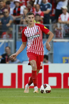 Yannik Engelhardt (SC Freiburg, 16) am Ball , Deutschland, Fussball, 1. Bundesliga, 3.Spieltag, 2026 2027, SC Freiburg vs. Borussia Mönchengladbach, 12.09.2026, Freiburg im Breisgau Europa-Park Stadion Deutschland Copyright: xGrantxHubbsx