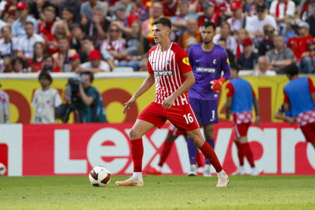 Yannik Engelhardt (SC Freiburg, 16) am Ball , Deutschland, Fussball, 1. Bundesliga, 3.Spieltag, 2026 2027, SC Freiburg vs. Borussia Mönchengladbach, 12.09.2026, Freiburg im Breisgau Europa-Park Stadion Deutschland Copyright: xGrantxHubbsx