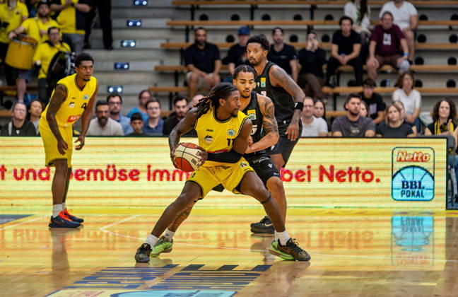 Tyrel Morgan (Kreisbau Kirchheim Knights, 11) gegen Ish Leggett (MHP Riesen Ludwigsburg, 05). Kreisbau Kirchheim Knights vs MHP Riesen Ludwigsburg, Basketball,Netto BBL Pokal, Pokalspiel, Saison 2026 2027, 13.09.2026, Kreisbau Kirchheim Knights vs MHP Riesen Ludwigsburg, Basketball,Netto BBL Pokal, Pokalspiel, Saison 2026 2027, 13.09.2026 Goeppingen Copyright: xEibner-Pressefoto DavidexDixGiovannix EP_DGI