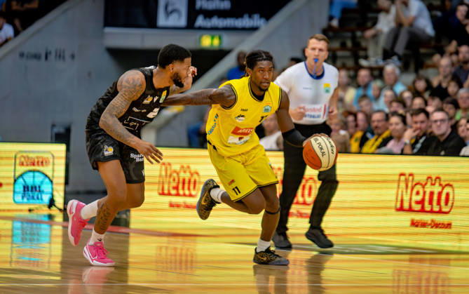 Tyrel Morgan (Kreisbau Kirchheim Knights, 11) gegen David Joplin (MHP Riesen Ludwigsburg, 02). Kreisbau Kirchheim Knights vs MHP Riesen Ludwigsburg, Basketball,Netto BBL Pokal, Pokalspiel, Saison 2026 2027, 13.09.2026, Kreisbau Kirchheim Knights vs MHP Riesen Ludwigsburg, Basketball,Netto BBL Pokal, Pokalspiel, Saison 2026 2027, 13.09.2026 Goeppingen Copyright: xEibner-Pressefoto DavidexDixGiovannix EP_DGI
