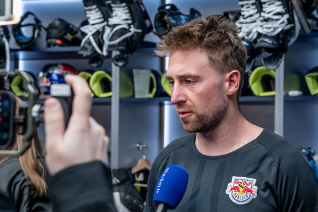 Maximilian Kastner (EHC Red Bull Muenchen, 93) beim Interview GER, EHC Red Bull Muenchen, Eishockey, DEL, Open Locker Room, 14.09.2026. Foto: HMB Media Heike Feiner Copyright: HMBxMedia HeikexFeiner