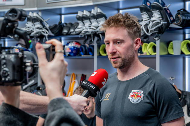 Maximilian Kastner (EHC Red Bull Muenchen, 93) beim Interview GER, EHC Red Bull Muenchen, Eishockey, DEL, Open Locker Room, 14.09.2026. Foto: HMB Media Heike Feiner Copyright: HMBxMedia HeikexFeiner