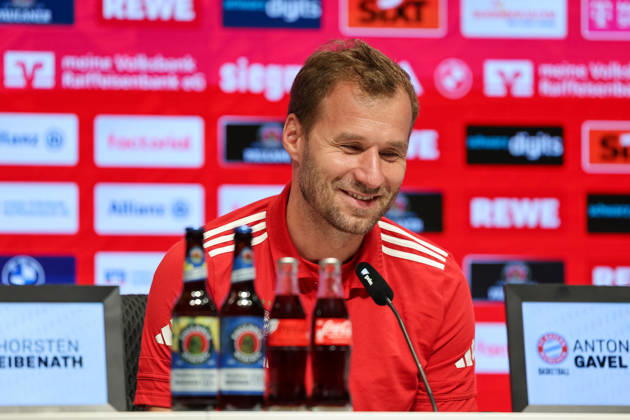 Anton Gavel (FC Bayern Basketball, Chef-Trainer) lacht bei der Pressekonferenz, GER, FC Bayern Basketball, Saisoneroeffnungs-Pressekonferenz, Saison 2026 2027, 15.09.2026, GER, FC Bayern Basketball, Saisoneroeffnungs-Pressekonferenz, Saison 2026 2027, 15.09.2026 Muenchen Copyright: xEibner-Pressefoto JennixMaulx EP_JML