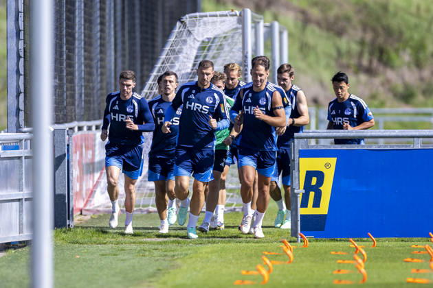 15.09.2026, Fussball, Training des FC Schalke 04. v. l. Robin Gosens (FC Schalke 04), Ron Schallenberg (FC Schalke 04), Edin Dzeko (FC Schalke 04), Timo Becker (FC Schalke 04), Nikola Katic (FC Schalke 04), Maximilian Wöber (FC Schalke 04), Hee-chan Hwang (FC Schalke 04) laufen sich warm. Gelsenkirchen Trainingsgelände FC Schalke 04 NRW Deutschland xRHR-FOTO YYx Copyright: RHR-FOTOx RHR-FOTO YY