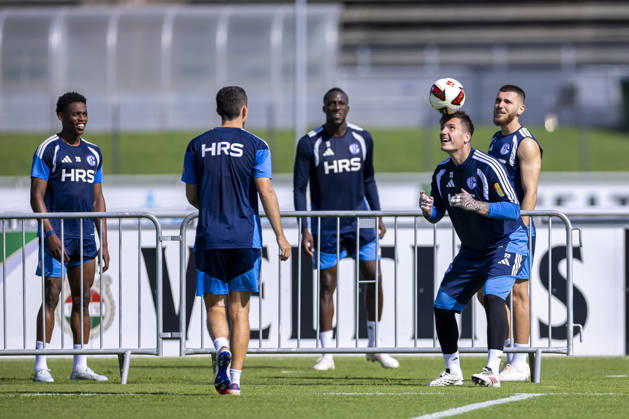 15.09.2026, Fussball, Training des FC Schalke 04. v. l. Junior Adamu (FC Schalke 04), Ron Schallenberg (FC Schalke 04), Bryan Lasme (FC Schalke 04), Torwart Kevin Müller (FC Schalke 04), Hasan Kurucay (FC Schalke 04) spielen Fussballtennis. Gelsenkirchen Trainingsgelände FC Schalke 04 NRW Deutschland xRHR-FOTO YYx Copyright: RHR-FOTOx RHR-FOTO YY