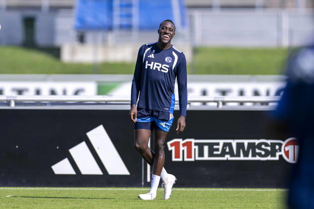 15.09.2026, Fussball, Training des FC Schalke 04. Bryan Lasme (FC Schalke 04) lacht. Gelsenkirchen Trainingsgelände FC Schalke 04 NRW Deutschland xRHR-FOTO YYx Copyright: RHR-FOTOx RHR-FOTO YY