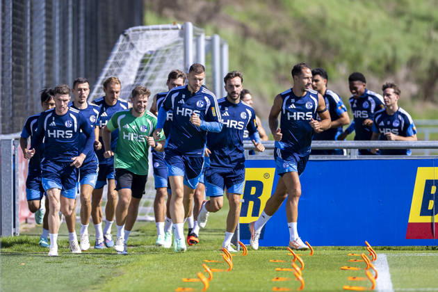 15.09.2026, Fussball, Training des FC Schalke 04. v. l. Robin Gosens (FC Schalke 04), Ron Schallenberg (FC Schalke 04), Timo Becker (FC Schalke 04), Reha-Trainer Marc Thum (FC Schalke 04), Edin Dzeko (FC Schalke 04), Kenan Karaman (FC Schalke 04), Nikola Katic (FC Schalke 04) laufen. Gelsenkirchen Trainingsgelände FC Schalke 04 NRW Deutschland xRHR-FOTO YYx Copyright: RHR-FOTOx RHR-FOTO YY