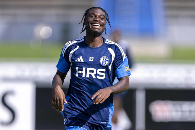 15.09.2026, Fussball, Training des FC Schalke 04. Junior Dina Ebimbe (FC Schalke 04) lacht. Gelsenkirchen Trainingsgelände FC Schalke 04 NRW Deutschland xRHR-FOTO YYx Copyright: RHR-FOTOx RHR-FOTO YY