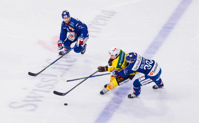 Ice hockey, Eishockey National League Regular Season - ZSC Lions vs. SC Ber Zurich, Switzerland, 15th Sep 2026: A duel between 23 Marco Lehmann (Bern) and 38 Rudolf Balcers (ZSC Lions). Defender 6 Yannick Weber (ZSC Lions) observes. Copyright: xAndreasxHaasx
