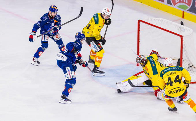 Ice hockey, Eishockey National League Regular Season - ZSC Lions vs. SC Ber Zurich, Switzerland, 15th Sep 2026: 6th minute, 36 Simon Knack (ZSC Likons) equalizes to 1-1. Teammate 10 Sven Andrighetto watches. Goaltender 30 Connor Hughes, 44 Samuel Kreis and 51 Nils Rhyn (all Bern) are beaten for the first time. Copyright: xAndreasxHaasx