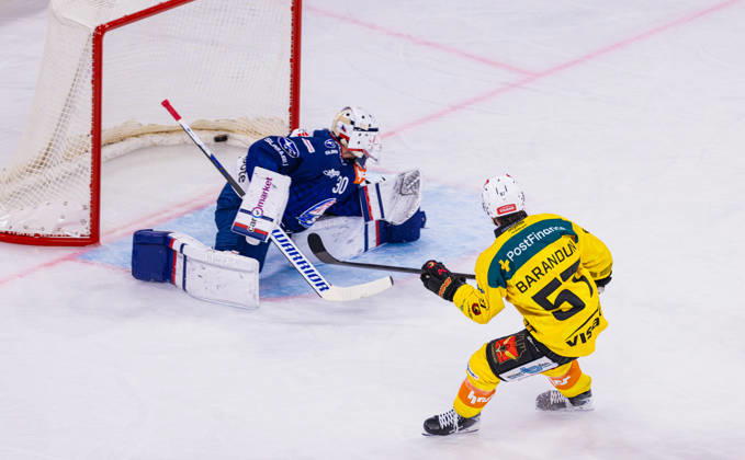 Ice hockey, Eishockey National League Regular Season - ZSC Lions vs. SC Ber Zurich, Switzerland, 15th Sep 2026: 18th minute 57 Davyd Barandun (Bern) beats goaltender 30 Simon Hrubec (ZSC Lions) for the second time. Score 1:2. Copyright: xAndreasxHaasx