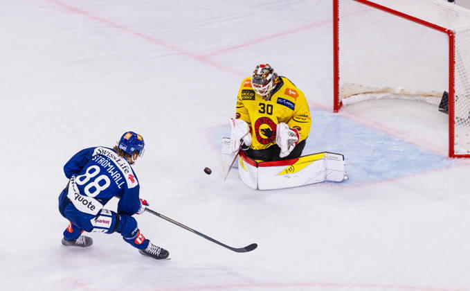 Ice hockey, Eishockey National League Regular Season - ZSC Lions vs. SC Ber Zurich, Switzerland, 15th Sep 2026: 88 Malte Strömwall (ZSC Lions) goes one-on-one against goaltender 30 Connor Hughes (Bern). The goalie wins the 1-on-1 duel. Copyright: xAndreasxHaasx