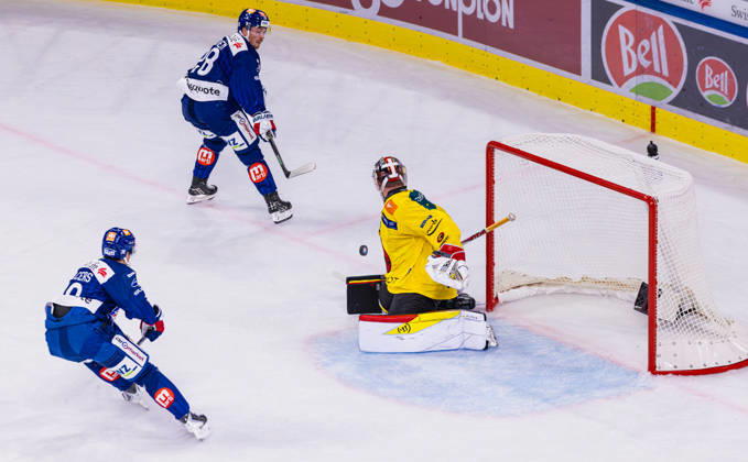 Ice hockey, Eishockey National League Regular Season - ZSC Lions vs. SC Ber Zurich, Switzerland, 15th Sep 2026: Goaltender 30 Connor Hughes (Bern) failed to capitalize on the 2-on-1 situation in front of his net. 28 Jesper Fröden and 38 Rudolf Balcers (both ZSC Lions) were unsuccessful. Copyright: xAndreasxHaasx