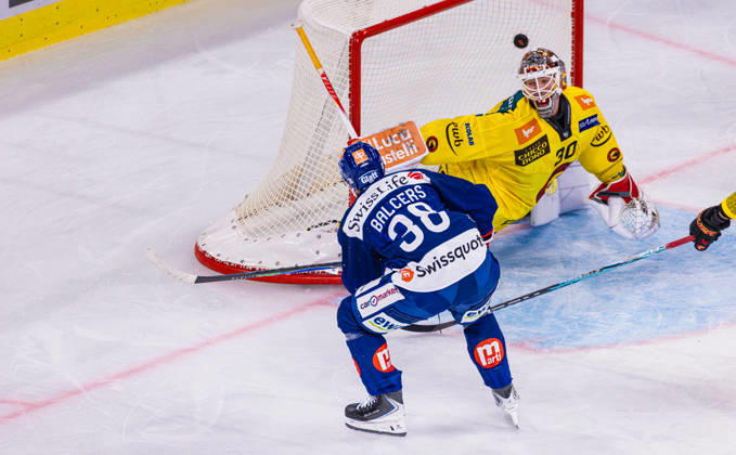 Ice hockey, Eishockey National League Regular Season - ZSC Lions vs. SC Ber Zurich, Switzerland, 15th Sep 2026: 26th minute 38 Rudolf Balcers (ZSC Lions) beats goalkeeper 30 Connor Hughes (Bern) to equalize at 2:2. Copyright: xAndreasxHaasx