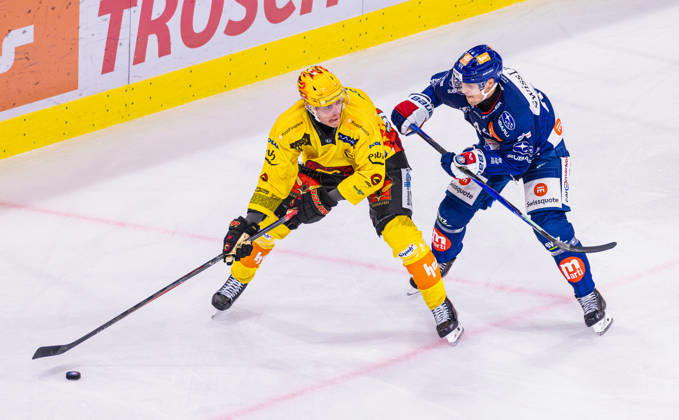 Ice hockey, Eishockey National League Regular Season - ZSC Lions vs. SC Ber Zurich, Switzerland, 15th Sep 2026: Top scorer Waltteri Merelä (Bern) covers the puck in a duel against 44 Mikko Lehtonen (ZSC Lions). Copyright: xAndreasxHaasx