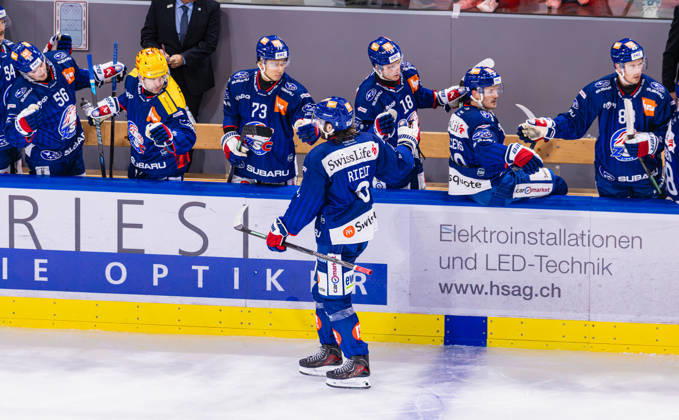 Ice hockey, Eishockey National League Regular Season - ZSC Lions vs. SC Ber Zurich, Switzerland, 15th Sep 2026: 44th minute 8 Willy Riedi (ZSC Lions) scores to make it 4:3. The goal scorer skates in front of the players bench. Copyright: xAndreasxHaasx
