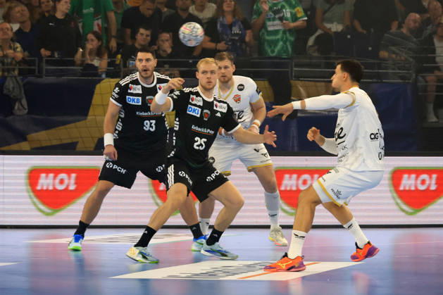 16.09.2026, GER Deutschland, Handball, EHF Champions League, 16.09.2026, Saison 2026 2027, Berlin, Fuechse Berlin vs Veszprem HC Mijajlo Marsenic ( Fuechse Berlin 93 ), Matthes Langhoff ( Fuechse Berlin 25 ), Hugo Descat ( Veszprem 9 ) nordphoto GmbH Engler Berlin Max-Schmeling-Halle Berlin Deutschland Copyright: xNordphotox xEnglerx
