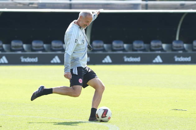 Trainer Adi Hütter (Eintracht Frankfurt) schießt - 17.09.2026 Bundesliga, Saison 26 27: Eintracht Frankfurt Training