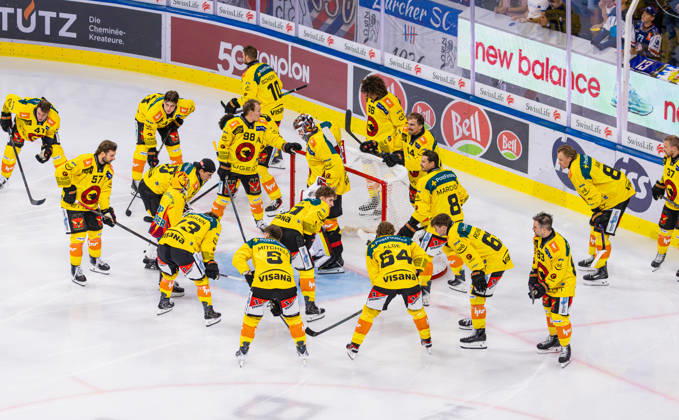Ice hockey, Eishockey National League Regular Season - ZSC Lions vs. SC Ber Zurich, Switzerland, 15th Sep 2026: SC Bern in front of their own goal before the start of the championship against the ZSC Lions in the Swiss Life Arena. Copyright: xAndreasxHaasx