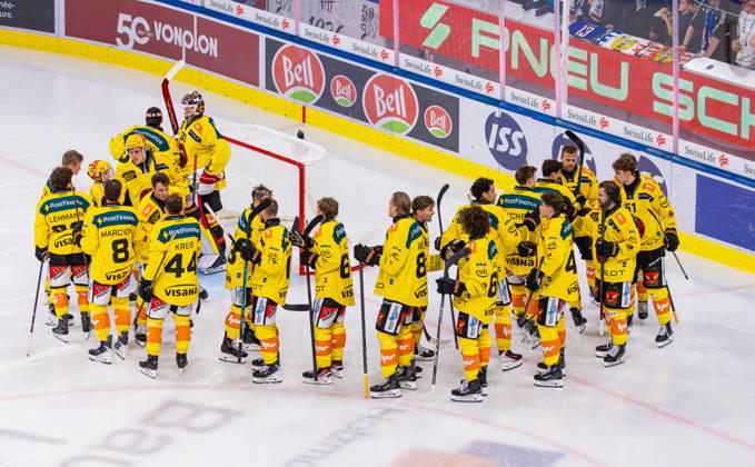 Ice hockey, Eishockey National League Regular Season - ZSC Lions vs. SC Ber Zurich, Switzerland, 15th Sep 2026: SC Bern in front of their own goal before the start of the championship against the ZSC Lions in the Swiss Life Arena. Copyright: xAndreasxHaasx