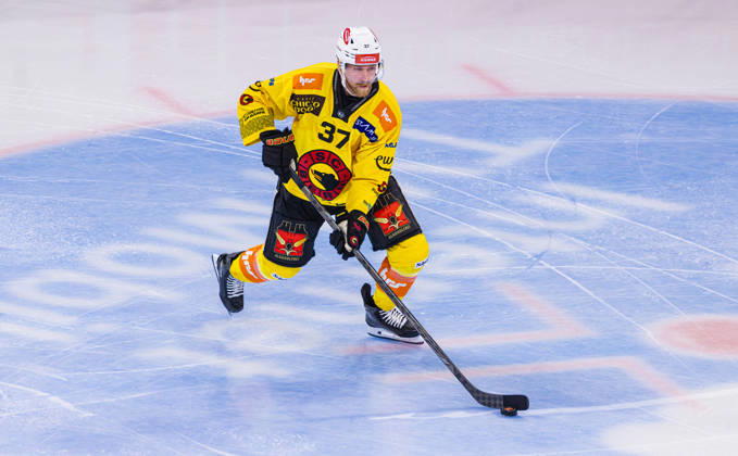 Ice hockey, Eishockey National League Regular Season - ZSC Lions vs. SC Ber Zurich, Switzerland, 15th Sep 2026: 37 Anton Lindholm, defender SC Bern with the puck. Copyright: xAndreasxHaasx