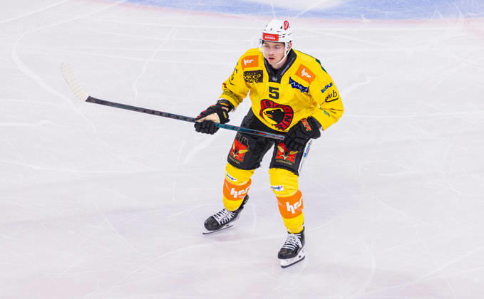 Ice hockey, Eishockey National League Regular Season - ZSC Lions vs. SC Ber Zurich, Switzerland, 15th Sep 2026: 5 Ian Mitchell, defender SC Bern. Copyright: xAndreasxHaasx