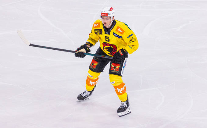 Ice hockey, Eishockey National League Regular Season - ZSC Lions vs. SC Ber Zurich, Switzerland, 15th Sep 2026: 5 Ian Mitchell, defender SC Bern. Copyright: xAndreasxHaasx