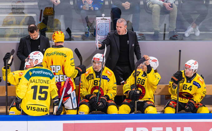 Ice hockey, Eishockey National League Regular Season - ZSC Lions vs. SC Ber Zurich, Switzerland, 15th Sep 2026: SC Bern head coach Serge Aubin on the players bench. In front of him are 15 Miro Aaltonen, top scorer Waltteri Merelä, 81 Rodrigo Abols, 66 Sony Milano, and 64 Mats Alge. Copyright: xAndreasxHaasx