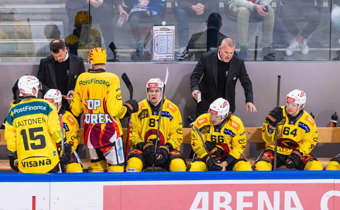 Ice hockey, Eishockey National League Regular Season - ZSC Lions vs. SC Ber Zurich, Switzerland, 15th Sep 2026: SC Bern head coach Serge Aubin on the players bench. In front of him are 15 Miro Aaltonen, top scorer Waltteri Merelä, 81 Rodrigo Abols, 66 Sony Milano, and 64 Mats Alge. Copyright: xAndreasxHaasx
