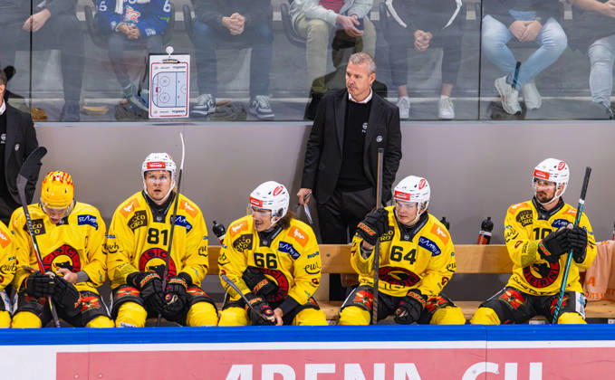 Ice hockey, Eishockey National League Regular Season - ZSC Lions vs. SC Ber Zurich, Switzerland, 15th Sep 2026: SC Bern head coach Serge Aubin on the players bench. In front of him are top scorer Waltteri Merelä, 81 Rodrigo Abols, 66 Sony Milano, 64 Mats Alge, and 10 Tristan Scherwey. Copyright: xAndreasxHaasx