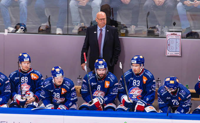 Ice hockey, Eishockey National League Regular Season - ZSC Lions vs. SC Ber Zurich, Switzerland, 15th Sep 2026: ZSC Lions head coach Claude Julien on the players bench. In front of him are 88 Malte Strömwall, 38 Rudolf Balcers, 8 Willy Riedi, 83 Juho Lammikko, and 79 Thierry Bader. Copyright: xAndreasxHaasx
