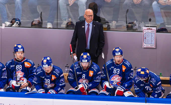 Ice hockey, Eishockey National League Regular Season - ZSC Lions vs. SC Ber Zurich, Switzerland, 15th Sep 2026: ZSC Lions head coach Claude Julien on the players bench. In front of him are 88 Malte Strömwall, 38 Rudolf Balcers, 8 Willy Riedi, 83 Juho Lammikko, and 79 Thierry Bader. Copyright: xAndreasxHaasx