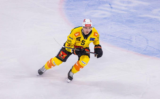 Ice hockey, Eishockey National League Regular Season - ZSC Lions vs. SC Ber Zurich, Switzerland, 15th Sep 2026: 5 Ian Mitchell, defender SC Bern. Copyright: xAndreasxHaasx