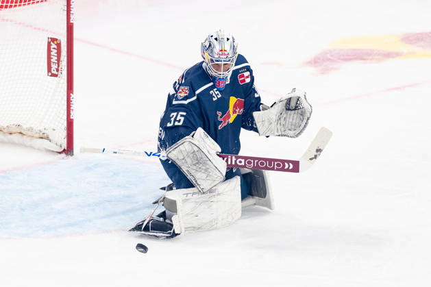 Mathias Niederberger (Torwart, EHC Red Bull Muenchen, 35) bei der Abwehr eines Pucks GER, EHC Red Bull Muenchen vs. Adler Mannheim, Eishockey, DEL, Saison 2026 2027, 1. Spieltag, 18.09.2026. Foto: HMB Media Franz Feiner Copyright: HMBxMedia FranzxFeiner